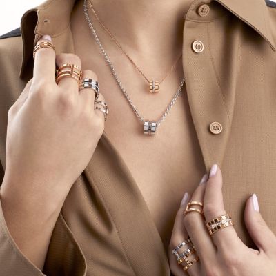 Minimalistische Eleganz trifft auf ikonisches Design ❄️✨
Die legendäre Ice Cube Kollektion von @chopard  vereint urbane Modernität mit luxuriöser Raffinesse. Präzise gearbeitete, geometrische Facetten reflektieren das Licht wie glitzerndes Eis und machen jedes Schmuckstück zu einem Statement aus Stil und Glamour.
Seit 1999 inspiriert vom perfekten Würfel – einem Symbol für Geometrie, Balance und zeitlose Schönheit – spielt die Kollektion mit Licht, Struktur und innovativer Ästhetik.
#Chopard #IceCubeKollektion #GadoroStilreich #köln