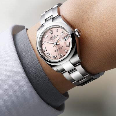 Feminin und elegant. Die @rolex  Lady‑Datejust 28 in Edelstahl Oystersteel, Gehäuse von 28 mm, roséfarbenes Zifferblatt und Oyster-Band.#Rolex #LadyDatejust #OfficialRolexRetailer #GadoroStilreich #Köln