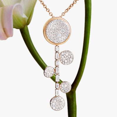 Mit der Sabbia Kollektion interpretiert @pomellato  Diamantschmuck auf unverwechselbare Weise. Das charakteristische, unregelmäßige Diamantpavé erinnert an die natürliche Schönheit von Sandkörnern und erzeugt ein faszinierendes Spiel aus Licht, Tiefe und Bewegung.
Das Sabbia Collier vereint die Wärme von Roségold mit der strahlenden Brillanz weißer Diamanten. Funkelnde Pavé-Elemente und elegante Baguette-Diamanten fließen in einer harmonischen Kaskade zusammen und verleihen dem Schmuckstück eine außergewöhnliche Leichtigkeit und Raffinesse. 🩷💎
#Pomellato #SabbiaKollektion #GadoroStilreich #köln