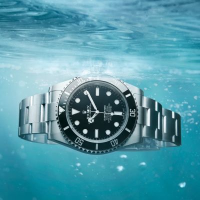 Eine treue Gefährtin. Die @rolex  Submariner in Edelstahl Oystersteel mit einem schwarzen Zifferblatt, einer Cerachrom-Zahlenscheibe in schwarzer Keramik und mit dem Kaliber 3230 ausgestattet. Vertrauensvoller Tauchgang ins Unbekannte. #Rolex #Submariner #OfficialRolexRetailer #GadoroStilreich #köln