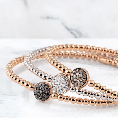 Die Stretchy-Armbänder von @alcorojewellery  sind echte Kombinationskünstler. ✨

Gefertigt aus 18 Kt Gold und erhältlich in Gelbgold, Weißgold und Roségold, lassen sie sich mühelos einzeln tragen oder nach Lust und Laune miteinander kombinieren. Ihr flexibles Design vereint höchsten Tragekomfort mit moderner Eleganz, für einen Look, der jeden Tag aufs Neue begeistert.
Mix & Match in seiner schönsten Form. 💛🤍🩷#AlCoro #Stretchy #GadoroStilreich #köln