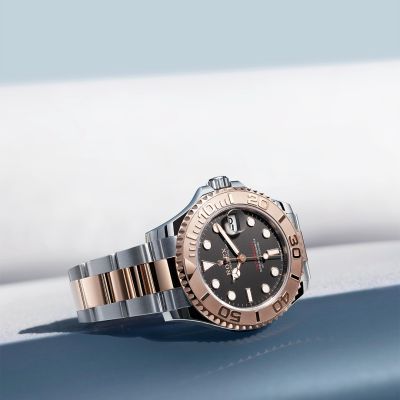 Den Kurs bestimmen. @rolex  Yacht‑Master 37 in Everose-Gold und Edelstahl Oystersteel mit einem Oyster-Band. Das tiefschwarze Zifferblatt präsentiert sich mit verbreiterten Zeigern und Indizes in einfachen Formen, deren Leuchtmasse lange blau nachleuchtet, wodurch eine außergewöhnliche Ablesbarkeit auch im Dunkeln gewährleistet ist. #Rolex #YachtMaster #OfficialRolexRetailer #GadoroStilreich #köln