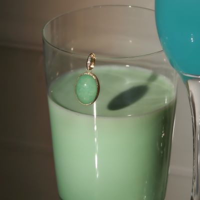 ✨ Frisch, elegant und voller italienischer Lebensfreude. 💚
Die Charme Boule Lattementa von @nanisjewels  ist inspiriert von einem echten Kultgetränk der 70er Jahre: Latte e Menta – Milch mit Minze. Die ikonische Boule, seit über 30 Jahren das Herzstück der Nanis-Kollektion, erstrahlt hier in einer faszinierenden Kombination aus 18 Karat Gold, funkelnden Diamanten sowie einer edlen Dublette aus Jadeit und Bergkristall.
Dank des praktischen Verschlusses lässt sich der Charm ganz individuell an Ihren Lieblingsschmuckstücken tragen und verleiht jedem Look eine persönliche, stilvolle Note.
#Nanis #Boules #GadoroStilreich #köln