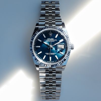 Zeitloser Komfort. Die @rolex  Datejust 36 in Edelstahl Oystersteel und Weißgold mit leuchtend blauem Zifferblatt und Jubilee-Band bietet dank ihrer Zykloplupe eine optimale Ablesbarkeit des Datums. Dieses emblematische Merkmal von Rolex, das 1953 eingeführt wurde, zeugt von den kostbarsten Momenten des Lebens. #Rolex #Datejust #OfficialRolexRetailer #GadoroStilreich #köln