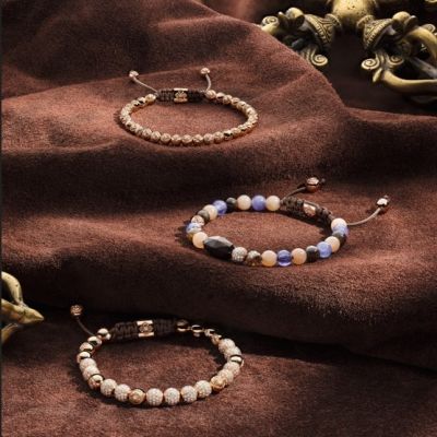 Quiet Luxury. Pure Radiance. ✨
Die 6mm Non-Braided Bracelet von @shamballajewels  vereint 18K Roségold mit funkelnden Pavé-Diamanten Beads zu einem femininen Statement voller Licht und Eleganz. 
Ein raffiniertes Spiel aus Größe und Farbe zeigt das Multisize Non-Braided Bracelet: Warmes Roségold trifft auf cognacfarbene Brown Diamonds, facettierte braune Saphire, leuchtende Tansanite und zart schimmernde Peach Moonstones. Brillante weiße Diamanten setzen präzise Highlights, während das Dusty Brown Band die Komposition harmonisch erdet. 
Welcher Stil spiegelt heute deine Energie wider? 💫
Die gezeigten Armbänder dienen als Styling-Inspiration und sind nicht zwingend in exakt dieser Zusammenstellung bei uns im Geschäft verfügbar. Sehr gerne beraten wir Sie persönlich und kreieren gemeinsam Ihr individuelles SHAMBALLA® Armband – abgestimmt auf Ihren Stil und Ihre Wünsche.
Welcher Stil spiegelt heute Ihre Energie wider? 💫
#ShamballaJewels #NonBraidedBracelet #GadoroStilreich #köln