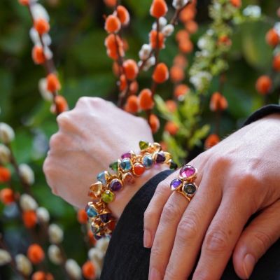 Wir wünschen Ihnen einen wunderschönen Ostersonntag. 

Und was könnte zu dieser bunten Osterzeit besser passen, als die Mikado Anhänger von @tamaracomolli in den verschiedensten, strahlenden Farbsteinen, die den Frühling zum Leuchten bringen. 

#TamaraComolli #GADOROStilreich #Köln