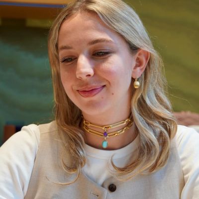 Pfingstmontag in Farbe, Leichtigkeit und ganz viel Persönlichkeit. 

Die Schmuckstücke von @nanisjewels lassen sich individuell kombinieren und immer wieder neu interpretieren. Hier trifft eine Libera Kette verlängert mit einem Libera Armband auf zwei schöne Boules Anhänger. 

Wir wünschen Ihnen einen wunderschönen und entspannten Pfingstmontag. 

#Nanis #GADOROStilreich #Köln