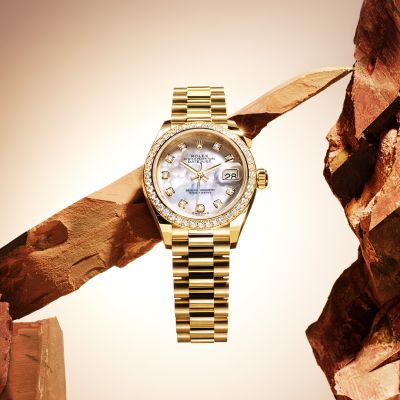 Dauerhafte Anmut. @rolex  Lady-Datejust in 18 Karat Gelbgold, helles Perlmutt-Zifferblatt mit Diamanten, President-Band. Die Lichtreflexe auf den Hornbügeln und den Flanken des Mittelteils unterstreichen die edlen Formen ihres 28-mm-Oyster-Gehäuses, das mit einer Diamantlünette versehen ist.#Rolex #LadyDatejust #OfficialRolexRetailer #GadoroStilreich #Köln