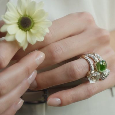 Ein Stein. Unzählige Emotionen. ✨💚
Die ikonische Nudo Kollektion von @pomellato  begeistert mit ihrer unverwechselbaren Farbalchemie: Ein faszinierendes Doublet aus Prasiolith und grünem Achat vereint frische Leuchtkraft mit raffinierter Tiefe. Funkelnde weiße Diamanten setzen strahlende Akzente und unterstreichen die moderne Eleganz dieses außergewöhnlichen Schmuckstücke.
Das Zusammenspiel transparenter und opaker Materialien schafft eine einzigartige Dimension voller Licht, Farbe und Charakter – Schmuckstücke für alle, die Individualität stilvoll zum Ausdruck bringen.
#Pomellato #NudoKollektion #GadoroStilreich #köln
