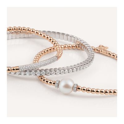 Flexibilität trifft italienische Eleganz. ✨

Die Stretchy Kollektion von@alcorojewellery verbindet präzise Handwerkskunst mit innovativer Technik. Fein miteinander verbundene Goldelemente und eine robuste Feder machen die Schmuckstücke elastisch, strapazierfähig und ganz ohne Verschluss tragbar. #AlCoro #StretchyKollektion #GadoroStilreich #Köln