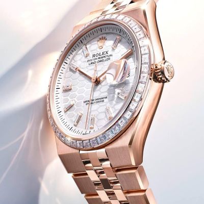 Die @rolex  Land‑Dweller. Bahnbrechende Präzision, innen und außen. Außen: 44 Diamanten im Trapezschliff, präzise nach Höhe und Ausrichtung angeordnet. Zifferblatt mit Wabenmuster, mithilfe eines Femtosekundenlasers umgesetzt. Integriertes Flat Jubilee-Band, nahtlos in ein neu gestaltetes Oyster-Gehäuse übergehend. Und im Inneren schlägt das Kaliber 7135 mit einer seltenen Frequenz von 5 Hertz. Eine innovative Dynapulse-Hemmung und ein hochmoderner Oszillator sorgen für eine außergewöhnliche Leistung. 36 mm, in 18 Karat Everose-Gold. #Rolex #LandDweller #OfficialRolexRetailer #GadoroStilreich #köln