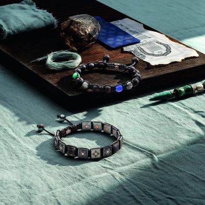 Markante Kontraste treffen auf feinste Details: Die Schmuckkreationen von @shamballajewels  vereinen 18KT Roségold mit schwarzer Rhodiumbeschichtung, mattbraune Keramik und ausgewählte Edelsteine. Dunkelgrüner Türkis, Tansanit und braune Diamanten verleihen dem Design seine charaktervolle Tiefe und eine moderne, unverwechselbare Ästhetik.💙 #ShamballaJewels #GadoroStilreich #Köln