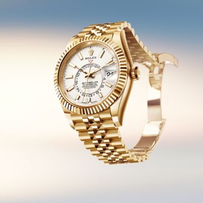 Die @rolex  Sky‑Dweller in 18 Karat Gelbgold mit einem tiefweißen Zifferblatt und Jubilee-Band. Die Armbanduhr für Weltreisende. #Rolex #SkyDweller #OfficialRolexRetailer #GadoroStilreich #Köln