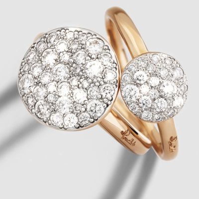 Golden Sparkle, das an sonnengeküssten Sand erinnert ✨🌊
Zwei Ringe aus 18KT Roségold von @pomellato , veredelt mit strahlenden weißen Diamanten auf weiß rhodiniertem Roségold – ein Funkeln wie Lichtreflexe am Meer.
Besetzt mit 37 Diamanten wirkt der Sabbia Ring intensiv und glamourös. Die kleinere Variante mit 22 Diamanten hingegen ist zart und subtil.
Dank der unterschiedlich großen Pavé-Fassungen entfalten sie zusammen im Stacking ihre ganze Magie: ein Spiel aus Dimension, Glanz und feinen Nuancen. Solo getragen ein Statement – kombiniert ein luxuriöses Leuchten wie glitzernder Sand in der Sonne.
Welcher Look darf es heute sein – understated chic oder layered brilliance? 💫
#Pomellato #SabbiaKollektion #GadoroStilreich #köln