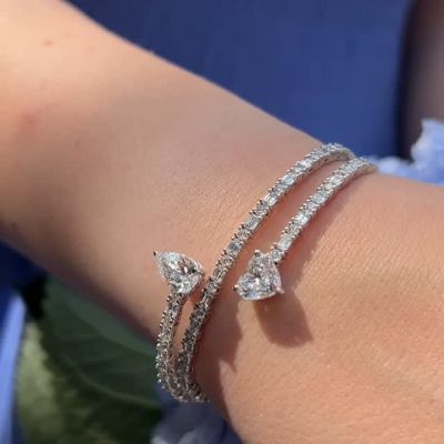 Perfekte Harmonie in Diamantform.💎✨Der funkelnde @marcovalente.hj Armreif mit Herz- und Tropfendiamanten bildet mit dem passenden Ring ein strahlendes Duo. Für einen Look, der Liebe und Eleganz vereint.❤️#MarcoValente #MVHJ #GADOROStilreich #Köln