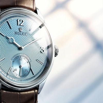 Die subtilen und doch faszinierenden Wellen auf dem eisblauen Zifferblatt der @rolex  1908 mit Grain de riz-Muster sind ein Kennzeichen für feinste Uhrmacherkunst. Diese durch Guillochierung – eine Gravurtechnik mithilfe eines Meissels – entstandene traditionelle Uhrenverzierung besticht durch sich wiederholende, dreidimensionale geometrische Motive, die sich, ausgehend von der kleinen Sekunde, über die gesamte Oberfläche des Zifferblatts verteilen. Uhrmacherkunst in neuem Gewand. #Rolex #Perpetual1908 #OfficialRolexRetailer #GadoroStilreich #köln