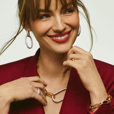 ✨ Sinnliche Handwerkskunst, zeitlose Schönheit.
Iconica von @pomellato  ist mehr als nur Schmuck – es ist eine Hommage an jahrhundertealte Traditionen und moderne Eleganz. Handgefertigt in Mailand, spiegeln die skulpturalen Goldringe, Armbänder und Halsketten das Erbe der Goldschmiedekunst wider und erzählen Geschichten von Luxus und Präzision.

💎 Jedes Schmuckstück ist ein Meisterwerk, das mit unverwechselbarem Charakter und einem Hauch von Raffinesse glänzt. 
#Pomellato #IconicaKollektion #GadoroStilreich #köln