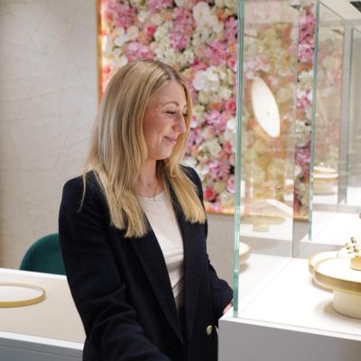 Die kleinen Momente im Alltag.

Mit viel Liebe zum Detail halten wir unsere Schaufenster ordentlich und einladend, um Ihnen beim Vorbeigehen ein Lächeln ins Gesicht zu zaubern. 

#GADOROStilreich #Köln