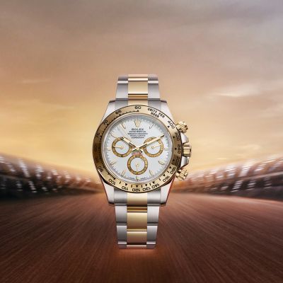 Ein Symbol der Entschlossenheit. Der @rolex  Oyster Perpetual Cosmograph Daytona in Edelstahl Oystersteel und Gelbgold verfügt über ein weiß lackiertes Zifferblatt und ein Oyster-Band sowie eine Lünette in 18 Karat Gelbgold mit eingravierter Tachymeterskala.#Rolex #CosmographDaytona #OfficialRolexRetailer #GadoroStilreich #köln