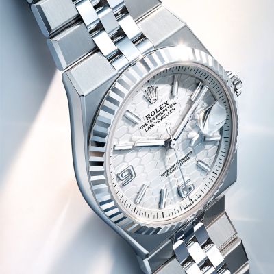 Die @rolex  Land‑Dweller.  Die Form dessen, was die Zukunft bringt, für jene, die die Welt von morgen gestalten.  Angetrieben von einem völlig neuen Uhrwerk, Kaliber 7135, das mit einer seltenen Frequenz von 5 Hertz schlägt.  Mit der innovativen Dynapulse-Hemmung.  Einem transparenten Gehäuseboden aus Saphirglas.  Und unserem neuen integrierten Flat Jubilee-Band, das nahtlos in ein neu gestaltetes, nur 9,7 mm hohes Oyster-Gehäuse übergeht.  In Edelstahl Oystersteel und Weißgold, 40 mm.#Rolex #LandDweller #OfficialRolexRetailer #GadoroStilreich #Köln