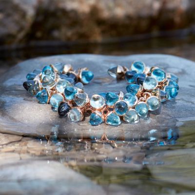 Sky on your wrist 💙✨
Das ikonische MIKADO Flamenco Armband in der Color Story „Sky“ von @tamaracomolli  fängt mit 51 kegelförmigen Edelsteinen die Leidenschaft und fließende Bewegung des Flamenco ein. In aufwendiger Handarbeit aus 18 Karat Gold gefertigt, leuchten die luftigen Blautöne wie ein klarer Frühlingsmorgen – wie der erste Blick in einen strahlend blauen Himmel. Die sanften Nuancen erinnern an Weite, Leichtigkeit und sonnendurchflutete Tage. Ein Schmuckstück, das Lust auf Frühling macht, auf warme Sonnenstrahlen und unbeschwerte Momente voller Eleganz.
Fließend. Feminin. Himmelblau. 💎💫
#TAMARACOMOLLI #MIKADO #GadoroStilreich #köln