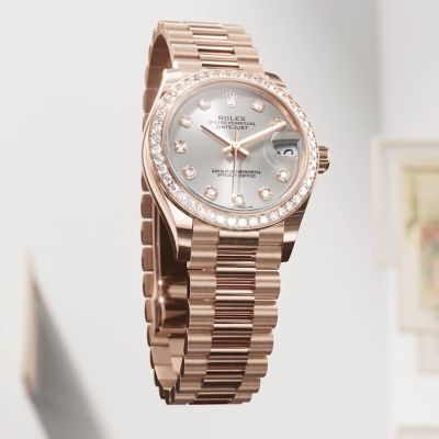 Raffiniert und selbstsicher, strahlt die @rolex  Datejust 31 in 18 Karat Everose-Gold ihre offene Persönlichkeit durch funkelnde Diamanten und die Farbnuancen von Everose aus. Moderner Charme in jedem Ambiente. Kunstwerke von Thao Nguyen Phan, die am Rolex Mentoring­programm  2016–2017 teilnahm.
#Rolex #Datejust #OfficialRolexRetailer #GadoroStilreich #Köln