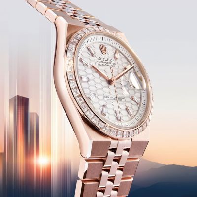 Die neue @Rolex Land‑Dweller 36 in 18 Karat Everose-Gold zieren ein mit zehn Indizes mit Diamanten im Baguetteschliff besetztes Zifferblatt mit Wabenmuster sowie eine mit 44 Diamanten im Trapezschliff besetzte Lünette. #Rolex #LandDweller #WatchesandWonders2025 #GadoroStilreich #köln