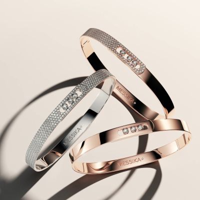 Die ikonische Move Noa Kollektion von @messika  vereint modernes Design mit außergewöhnlicher Handwerkskunst. Ob in zartem Roségold, als semi-pavé Version mit funkelnden Diamanten oder vollständig mit Diamanten ausgefasstem Weißgold – jedes Modell erzählt eine Geschichte von Liebe, Bewegung und Beständigkeit.
Die drei beweglichen Diamanten, das unverkennbare Symbol der Maison Messika, stehen für gestern, heute und morgen und begleiten ihre Trägerin in jedem besonderen Moment des Lebens. Getragen als luxuriöses Statement-Piece oder kombiniert im angesagten Stack-Look entfalten die Move Noa Armreife ihre einzigartige Ausstrahlung.
Welches Modell ist Ihr Favorit? ✨
#Messika #MoveNoa #GadoroStilreich #köln