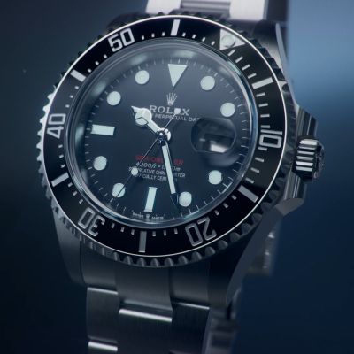 Dank der in eine Richtung drehbaren Lünette der @rolex  Sea‑Dweller lässt sich die Tauchzeit präzise und sicher ablesen. Sie ist mit einer patentierten und von Rolex hergestellten Cerachrom-Zahlenscheibe mit 60-Minuten-Graduierung aus schwarzer Keramik ausgestattet. Der gezackte Außenrand sorgt für hervorragende Griffigkeit und erleichtert damit die Handhabung der Lünette, sogar mit Taucherhandschuhen. Das Einstellen der Tauchzeit erfolgt durch Drehungen in Rastschritten und geht einher mit einem charakteristischen Klicken. Einzigartiges Know-how für die Eroberung der Hydrosphäre.
#Rolex #SeaDweller #OfficialRolexRetailer #GadoroStrilreich #Köln