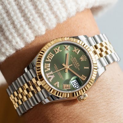 Die klassische Armbanduhr par excellence. Die @rolex  Datejust 31 in Edelstahl Oystersteel und Gelbgold mit einem Gehäuse von 31 mm, einem olivgrünen Zifferblatt mit Diamanten und Jubilee-Band.#Rolex #Datejust #OfficialRolexRetailer #GadoroStilreich #Köln