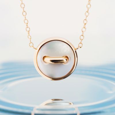 Verspielt. Wendbar. Voller positiver Energie. ✨
Die Pom Pom Dot Halskette von @pomellato  interpretiert das legendäre „Knopf“-Design von 1974 neu – modern, feminin und überraschend vielseitig. Gefertigt aus 18 Karat Roségold und rhodiniertem Roségold vereint sie ikonische Formensprache mit zeitgemäßer Leichtigkeit.
Das Besondere: Die Schmuckstücke sind beidseitig tragbar und laden dazu ein, Ihren Look jeden Tag neu zu definieren. Malachit schenkt harmonische Energie und fördert inneren Frieden sowie Hoffnung. Perlmutt steht für Wohlbefinden und emotionale Balance, während graues Perlmutt Weisheit und Geduld widerspiegelt. Türkis wirkt erfrischend, klar und ausgleichend – wie ein tiefer Atemzug. Funkelnde Diamanten setzen strahlende Akzente und symbolisieren Mut und Stärke. 💚🤍🩶🩵💎
Ein Hauch Mailänder Leichtigkeit, der uns daran erinnert, die positiven Seiten des Lebens zu feiern – und unsere eigene Energie jeden Tag neu erstrahlen zu lassen. 💫
#Pomellato #PomPomDot #GadoroStilreich #köln