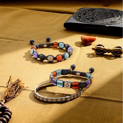 ✨ Farbe. Kontrast. Charakter. ✨
Die neuen 10mm Braided & Lock Bracelets von Shamballa Jewels vereinen moderne Handwerkskunst mit ausdrucksstarker Eleganz.
Schwarz rhodiniertes Roségold trifft auf funkelnde Diamanten, intensive Tanzanite, sanfte Milky Aquamarine, warme Carneole und matte blaue Keramik – ein Spiel aus Tiefe, Licht und luxuriöser Textur.
Ob das geflochtene Design des Braided Bracelet oder die markante Architektur des Lock Bracelet – jedes Detail steht für Individualität und zeitlosen Stil.
Welches Design spricht Sie mehr an – Braided oder Lock?
#ShamballaJewels #GadoroStilreich #köln