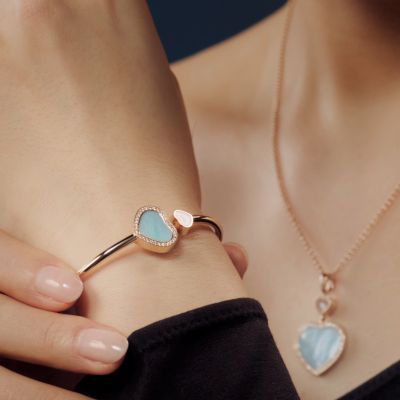 Manche Schmuckstücke sind mehr als ein Accessoire – sie sind Ausdruck von Persönlichkeit, Eleganz und Herzenswärme. 🩵✨
Die Happy Hearts Kollektion von @chopard  verbindet das ikonische Herzsymbol mit den legendären tanzenden Diamanten und steht für Großzügigkeit, Freundlichkeit und zeitlose Schönheit.
Gefertigt aus ethischem Roségold, veredelt mit strahlenden Diamanten und schimmerndem türkisfarbenem Perlmutt, setzen Anhänger und Armspange luxuriöse Akzente mit müheloser Eleganz. 
#Chopard #HappyHearts #GadoroStilreich #köln