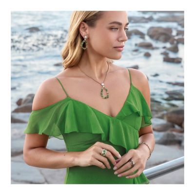 Bunte Farben, sinnliche Formen und pure Fantasie.
Die Schmucstücke aus der „Candy“ Kollektion von @alcorojewellery  verführen mit ihrer wunderbaren Leichtigkeit und den strahlenden, lebendigen Farben. Hergestellt aus feinstem 18 Karat Gold und verziert mit Brillanten sowie Tsavoriten, sind sie ein wahres Meisterwerk der Eleganz. ✨
💎 Filigrane Stücke, die nicht nur glänzen, sondern die Fantasie beflügeln und die Schönheit des Lebens feiern.
#AlCoro #CandyKollektion #GadoroStilreich #köln