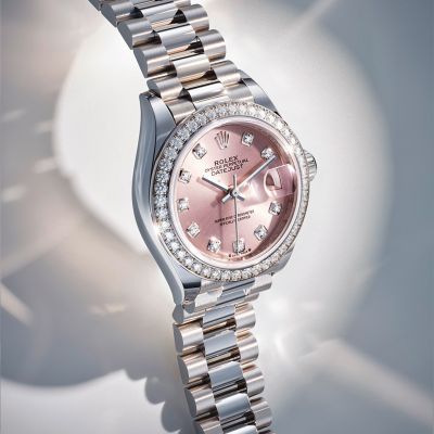 Die @rolex  Lady‑Datejust. Gibt dem Tempo eine Bühne. Roséfarbenes Zifferblatt mit Radialschliff und diamantbesetzten Indizes. Mit 44 Diamanten im Brillantschliff verzierte Lünette. Prestigeträchtiges President-Band mit verdeckter Crownclasp-Schließe. In 18 Karat Weißgold, gegossen in der hauseigenen Gießerei. 28 mm, Kaliber 2236.#Rolex #LadyDatejust #OfficialRolexRetailer #GadoroStilreich #Köln