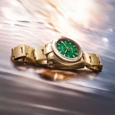 Bei der neuen @rolex  Oyster Perpetual 28 in 18 Karat Gelbgold mit lackiertem Zifferblatt in Green stone bestehen drei Stundenindizes aus Heliotrop, einem natürlichen Stein in verschiedenen Grüntönen. Gehäuse und Armband sind vorwiegend satiniert für einen sanft strukturierten Glanz.#Rolex #OysterPerpetual #WatchesAndWonders2026 #GadoroStilreich #köln