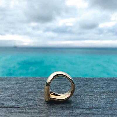 Zwei Designs von @tamaracomolli , ein Statement: pure Eleganz mit modernem Twist ✨
Der SIGNATURE Drop Ring aus 18 Karat Gold interpretiert die ikonische Tropfenform neu – kraftvoll, skulptural und inspiriert von der fließenden Schönheit des Wassers. Ein echtes Statement-Piece mit poliertem Finish.
Dazu der SNOWFLAKES Leaf Anhänger in „Blush“: eine faszinierende Dualität aus pinkfarbenen Saphiren und strahlenden weißen Diamanten. Ob an einer langen Kette oder lässig am Lederband – vielseitig, luxuriös und immer stilvoll.
Für jeden Tag. Für besondere Momente. Für Sie. 💫
#TAMARACOMOLLI #SIGNATURECollection #SNOWFLAKESCollection #GadoroStilreich #köln