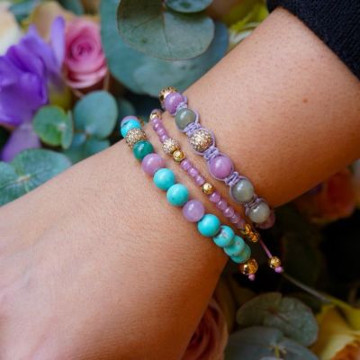 Rosa Saphire haben eine unverwechselbare Ausstrahlung. Mit ihrem sanften, leuchtenden Farbspiel stehen sie für Liebe, Balance und innere Stärke und machen jedes Design zu einem echten Highlight. 
So wie hier, bei den Armbändern von @shamballajewels. 

#ShamballaJewels #GADOROStilreich #Köln
