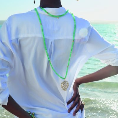 Ein Hauch Safari, ein Statement voller Sommer. 🌿☀️
Die INDIA-Kette von @tamaracomolli – das erste Schmuckstück der SPIRIT Beaded Collectibles – vereint seltenen afrikanischen Chrysopras, 18-karätige Goldperlen und einen filigranen Dream-Anhänger mit Blattmotiv zu einem edlen Begleiter mit Seele.
Inspiriert von den Farben und Edelsteinen Afrikas, ist die neue Coastal Safari Capsule Kollektion, zu der dieses Schmuckstück gehört, vielseitig tragbar, atemberaubend in ihrer Ausstrahlung und voller Fernweh-Feeling.
Ob doppelt gewickelt oder lang getragen – dieses Schmuckstück ist pures Sommerabenteuer.
#TamaraComolli #finejewelry #COASTALSAFARI #GadoroStilreich #köln