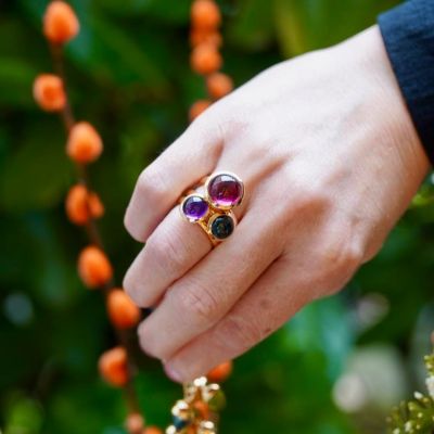 Die Bouton Ringe von @tamaracomolli bringen mit ihren strahlenden Farben pures Sommergefühl an Ihre Hand.
Ob einzeln getragen oder kreativ kombiniert, die vielseitigen Designs ermöglichen individuelle Looks für jeden Stil und jeden Moment. 
Farbenfroh, elegant und voller Persönlichkeit.

#TamaraComolli #GADOROStilreich #Köln