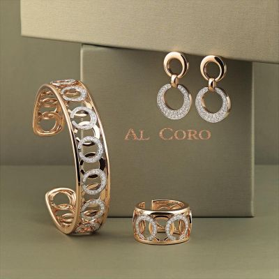 Exclusivity is Forever 🌙✨
Die Mezzaluna Kollektion von @alcorojewellery  fängt die zeitlose Schönheit des Mondes ein – extravagant, luxuriös und unverkennbar ikonisch. Gefertigt aus edelstem 750er Gold und meisterhaft besetzt mit funkelnden Brillanten entsteht Schmuck mit kraftvoller Symbolik.
Die Brillanten lassen die Ohrringe bei jeder Bewegung erstrahlen und verleihen dem Ring eine elegante Intensität. Der Armreif verwandelt sich mit seinem Brillantbesatz in ein atemberaubendes Statement aus Licht und Ewigkeit.
Ein Hauch von Mondschein für jeden Moment – ausdrucksstark, feminin und für immer. 💫
#AlCoro #mezzalunacollection #GadoroStilreich #köln