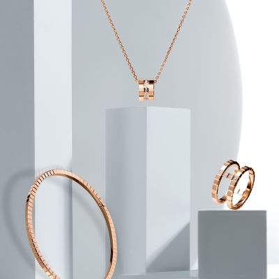 Geometrie trifft auf minimalistischen Glanz. 

Die Ice Cube Kollektion von @chopard  steht für eine klare, moderne Ästhetik. Inspiriert von der perfekten Geometrie des Würfels, fängt jedes Design das faszinierende Spiel von Licht und Facetten ein.

Reduziert, präzise und unverkennbar elegant. 
#Chopard #IceCubeKollektion #GadoroStilreich #Köln