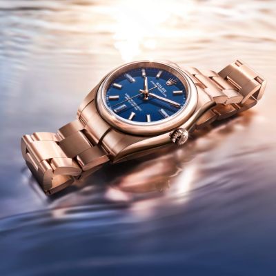 Die neue @rolex  Oyster Perpetual 34 in 18 Karat Everose-Gold gefällt mit einem Zifferblatt in einem neuen Farbton – Blue stone – und drei Indizes in Dumortierit, dessen Schliff seine verschiedenfarbigen Schattierungen betont.#Rolex #OysterPerpetual #WatchesAndWonders2026 #GadoroStilreich #köln