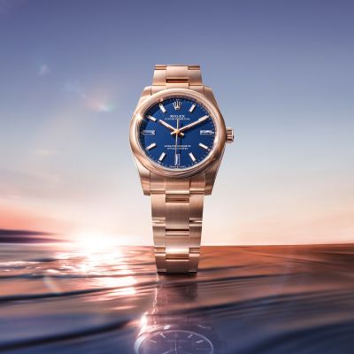 Die neue @rolex  Oyster Perpetual 34 in 18 Karat Everose-Gold verfügt über ein lackiertes Zifferblatt in Blue stone mit drei Indizes aus Dumortierit, dessen Schliff die hell- und dunkelblauen Bereiche des Steins hervorhebt.#Rolex #OysterPerpetual #WatchesAndWonders2026 #GadoroStilreich #Köln
