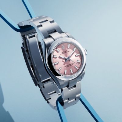 Robustheit kommt auch von innen. Die @Rolex Oyster Perpetual 28 ist mit dem Kaliber 2232 ausgestattet, das das hochleistungs­fähige Paraflex-Antischocksystem umfasst. Damit wird die Widerstands­fähigkeit des Uhrwerks gegen jegliche Art von Beanspruchung erhöht. #Rolex #OysterPerpetual #OfficialRolexRetailer