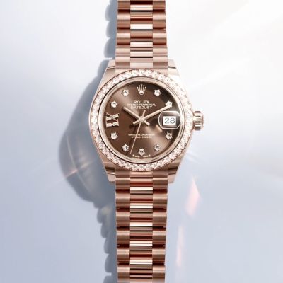 Die Lady‑Datejust. Nur 28 mm, aber 100 Prozent @rolex . Mit einem Oyster-Gehäuse, gefertigt aus einem massiven Block 18 Karat Everose-Gold. Kaliber 2236 mit einer Ganggenauigkeit von ‑2/+2 Sekunden pro Tag. Syloxi-Spirale aus Silizium. Mit 45 Diamanten im Brillantschliff besetzte Lünette. Und ein schokoladen&shy;farbenes Zifferblatt mit Diamanten als Indizes und römischer Ziffer IX in 18 Karat Gold mit acht Diamanten.
#Rolex #LadyDatejust #OfficialRolexRetailer #GadoroStilreich #köln