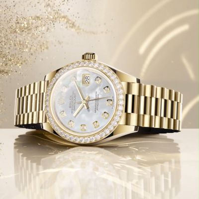 Von 1957 bis 2021 und darüber hinaus. Die @rolex  Lady-Datejust wurde 1957 vorgestellt. Sie führt die zeitlose Eleganz und Funktionalität der Datejust in kleinem Format fort. Die Uhr stellte einen Meilenstein dar: Endlich konnten Frauen eine Armbanduhr mit zertifizierter Genauigkeit tragen. Der Durchmesser der Lady‑Datejust wurde im Laufe ihrer technischen Entwicklung von 25 auf 28 mm vergrößert, während sie stets einer natürlichen Feminität Ausdruck verleiht. Die Legende lebt fort. #Rolex #LadyDatejust #OfficialRolexRetailer #GadoroStilreich #köln