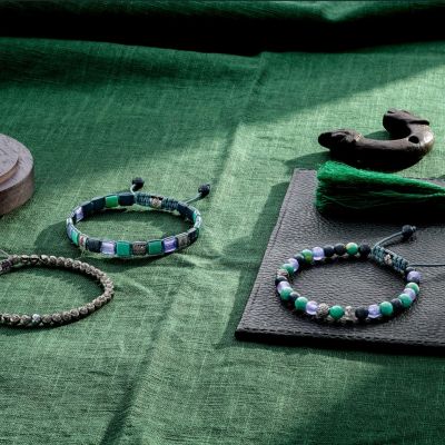 Edle Materialien, markante Edelsteine und ausgewählte Keramikelemente verbinden sich zu einer harmonischen Komposition aus dunklen Nuancen, intensiven Farbakzenten und subtiler Brillanz. Die klare, strukturierte Gestaltung verleiht den Designs von @shamballajewels  eine moderne und charaktervolle Ästhetik – ausdrucksstark und zugleich zeitlos.#Shamballa #GadoroStilreich #Köln