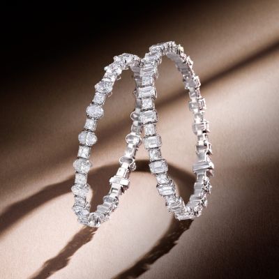 Wahre Eleganz entsteht im perfekten Zusammenspiel von Form, Licht und Brillanz. ✨
Die Mirage Armbänder von @marco_valente_high_jewelry  lassen unterschiedliche Diamantschliffe verschmelzen zu einer harmonischen Komposition und verleihen jedem Schmuckstück eine außergewöhnliche Dynamik und Tiefe.
Ob markante Smaragd- und Quadratschliffe oder die weichen Konturen von Oval- und Cushion-Cut-Diamanten – die reduzierte Fassung lenkt den Blick auf das Wesentliche: das faszinierende Funkeln jedes einzelnen Steins.
Gefertigt aus edlem 18 Karat Weißgold, vereinen die Mirage Armbänder zeitlose Raffinesse mit moderner Leichtigkeit und werden zu strahlenden Begleitern für jeden Anlass.
Ein Spiel aus Licht. Eine Hommage an die Schönheit des Diamanten.
#MVHJ #MVJewelry #HighJewelry #GadoroStilreich #köln