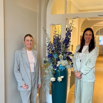 Unsere Filialleitung Melanie Batrenjak und Stephanie Hottmeyer waren zu Besuch bei  @tamaracomolli  und hatten die Gelegenheit, die neuesten Schmuckkreationen zu entdecken. Ihre Eindrücke und Inspirationen möchten wir nun mit Ihnen teilen. Lassen Sie sich schon jetzt von der neuen Kollektion verzaubern!✨
Wir können es kaum erwarten, Ihnen diese besonderen Schmuckstücke bald persönlich in unserem Geschäft zu präsentieren 💎💖.
 #TAMARACOMOLLI #GADOROStilreich #Köln